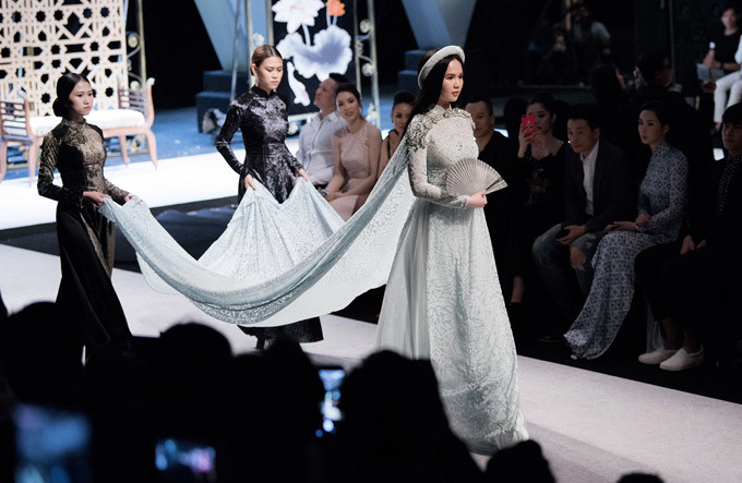 Người đẹp quê Trà Vinh được hai mẫu trẻ tháp tùng ra sàn diễn. Người đẹp quê Trà Vinh được hai mẫu trẻ tháp tùng ra sàn diễn.