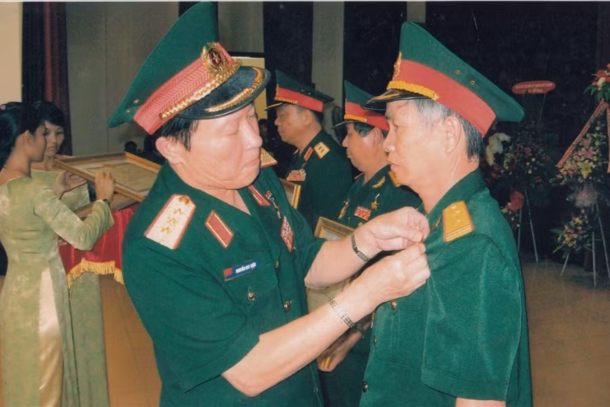 Thượng tướng Nguyễn Huy Hiệu, Ủy viên TW Đảng, Thứ trưởng Bộ Quốc phòng trao tặng danh hiệu Anh hùng LLVTND cho ông Nguyễn Văn Nhương.
