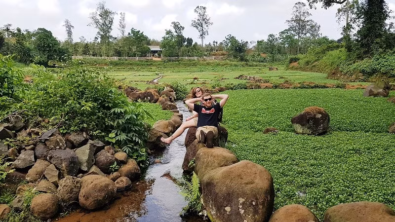 Du khách thích thú tận hưởng khung cảnh điền viên thơ mộng chỉ có ở Gio An.