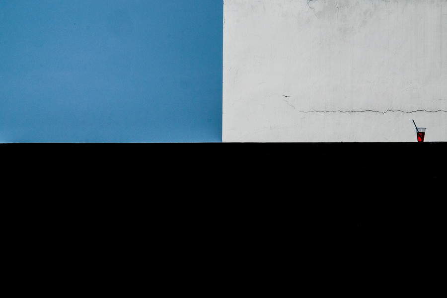 Hay ly nước trên bờ tường cũng dễ dàng trở thành chủ thể của minimalism