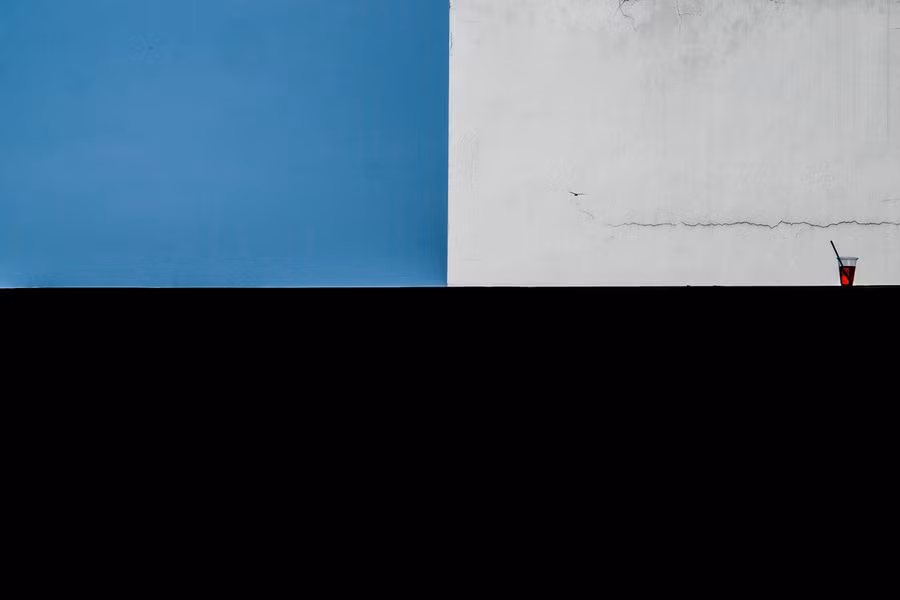 Hay ly nước trên bờ tường cũng dễ dàng trở thành chủ thể của minimalism