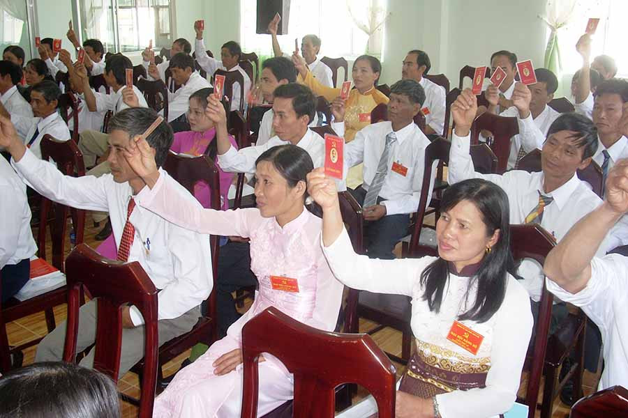 Biểu quyết chỉ tiêu về đảm bảo thu nhập và đời sống người lao động tại Đại hội Đảng bộ Công ty TNHH một thành viên Cà phê Gia Lai. Ảnh: T.N