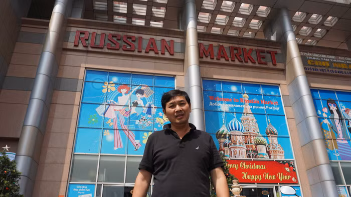 Khu chợ Nga ở đường Võ Văn Kiệt, Q.1, TP.HCM và ông chủ Nguyễn Mạnh Tòng.