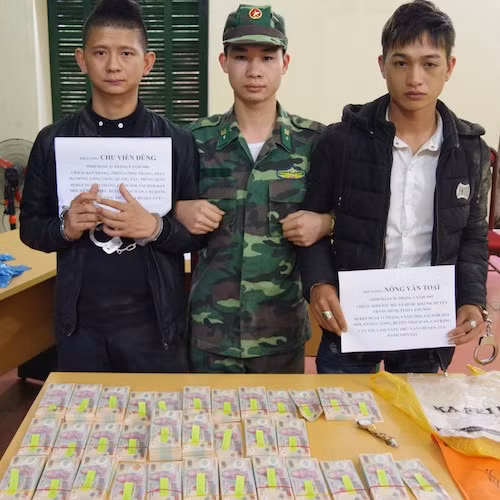 Các đối tượng và tang vật bị bắt giữ.