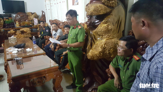 Công an đọc lệnh bắt, khám xét nhà Phượng 