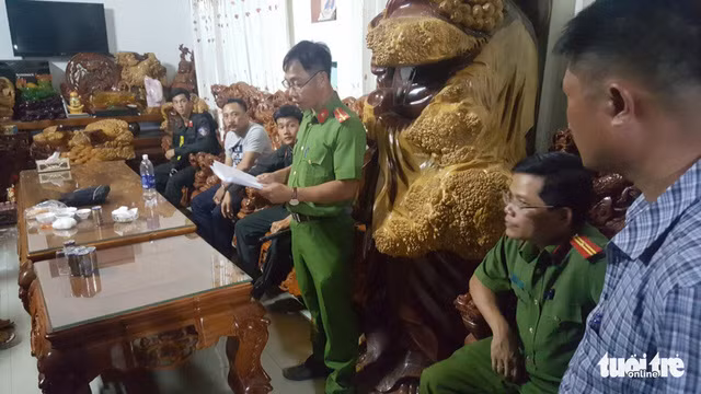 Công an đọc lệnh bắt, khám xét nhà Phượng 