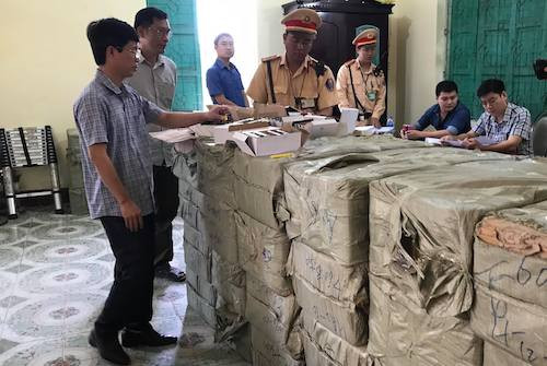 30 bao tải chứa hơn một tấn pháo. 30 bao tải chứa hơn một tấn pháo.
