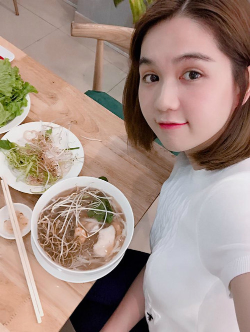 Người đẹp tự tin khoe mặt mộc kể cả khi ở nhà hay ra đường. Làn da trắng mịn, căng bóng giúp Ngọc Trinh được fan khen là "người đẹp không tuổi" dù đã xấp xỉ tuổi 30. Người đẹp tự tin khoe mặt mộc kể cả khi ở nhà hay ra đường. Làn da trắng mịn, căng bóng giúp Ngọc Trinh được fan khen là