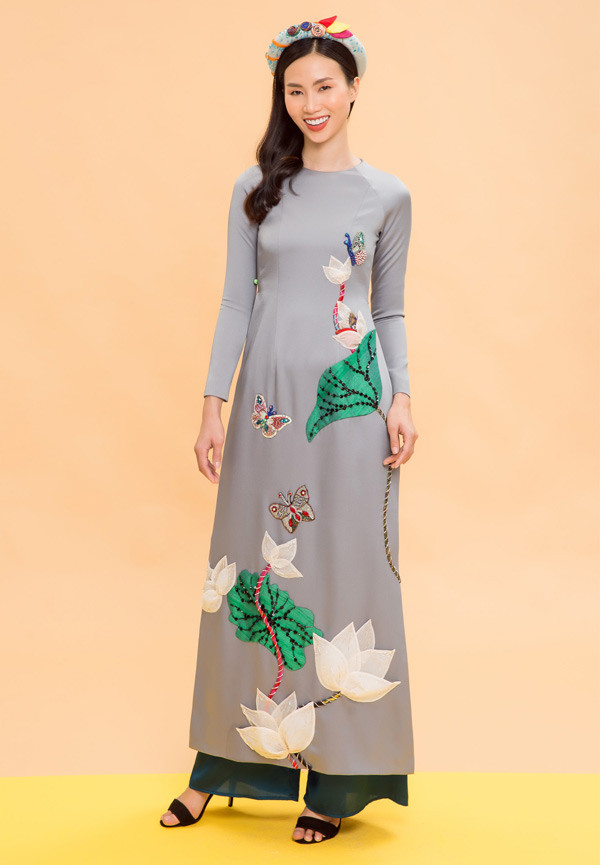  Các họa tiết trên trang phục và phụ kiện được thêu đính bằng tay.