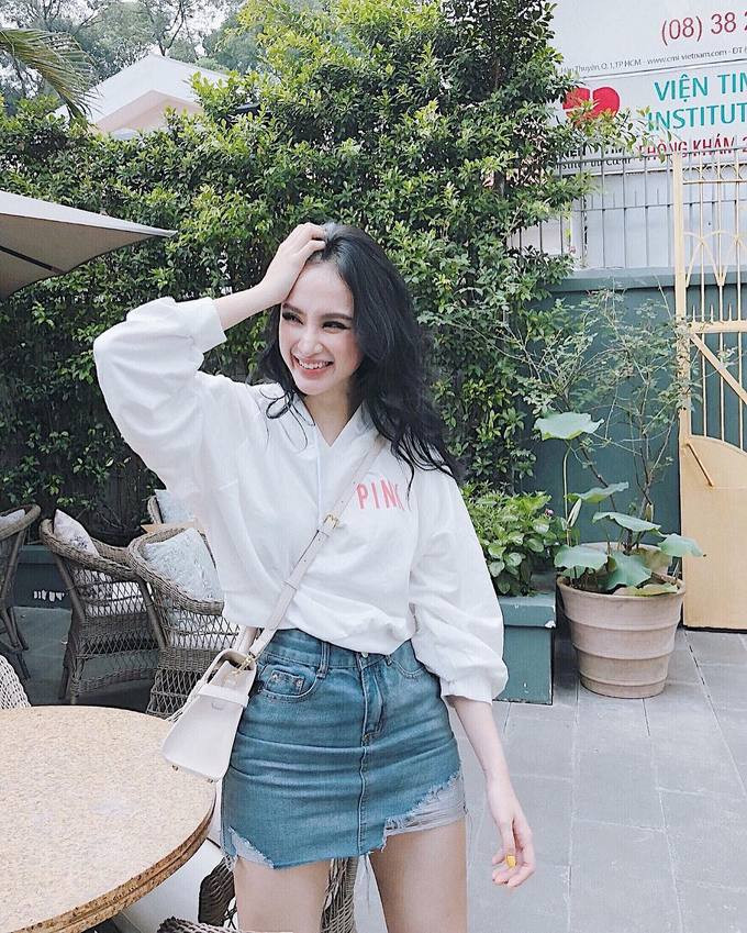 Kết hợp chân váy ngắn cùng áo sơ mi trắng đơn giản nhưng đem đến diện mạo trẻ trung cho Angela Phương Trinh.