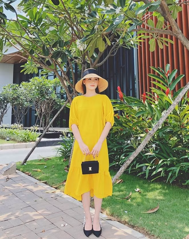 Sam nổi bật như đóa hướng dương với lựa chọn đầm midi dáng suông, ''nhuộm'' gam màu vàng bắt mắt. Chỉ cần điểm xuyết thêm chiếc túi xách nhỏ, kết hợp với mũ vành tròn, hot girl đa tài đã làm nổi bật được vẻ dịu dàng, duyên dáng.