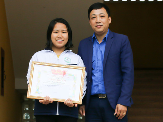 Anh Nguyễn Ngọc Hậu, Bí thư Huyện đoàn Nông Cống, Thanh Hóa, trao tặng giấy khen cho em Mạch Thị Nhung sáng 16-4 - Ảnh do Huyện đoàn Nông Cống cung cấp  Anh Nguyễn Ngọc Hậu, bí thư Huyện đoàn Nông Cống, Thanh Hóa, trao tặng giấy khen cho em Mạch Thị Nhung sáng 16-4 - Ảnh do Huyện đoàn Nông Cống cung cấp