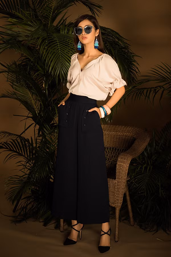  Những xu hướng mới về váy áo cách điệu được giới trẻ châu Á yêu thích đều được nhà mốt Việt cập nhật nhanh nhậy.