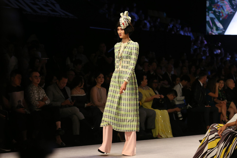  Chiếc áo dài truyền thống may bằng lụa tơ tằm được biến tấu với cổ tay và bốn chiếc túi từ chiếc áo khoác Chanel.