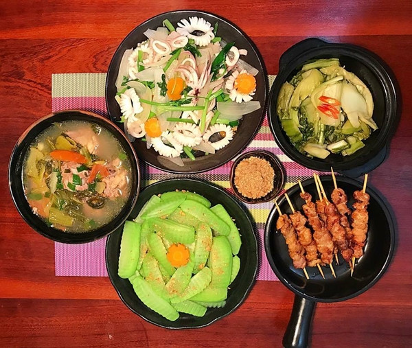 'Tính chồng tôi đơn giản nhưng tôi thích mọi thứ cầu kỳ', chị Tâm nói. Sau khi chế biến, bà mẹ Hà Nội thường dành khoảng 5-10 phút bày biện món ăn cho vừa mắt. Theo chị, thưởng thức món ngon bằng vị giác là chưa đủ, phải sử dụng cả khứu giác và thị giác. 'Tính chồng tôi đơn giản nhưng tôi thích mọi thứ cầu kỳ', chị Tâm nói.