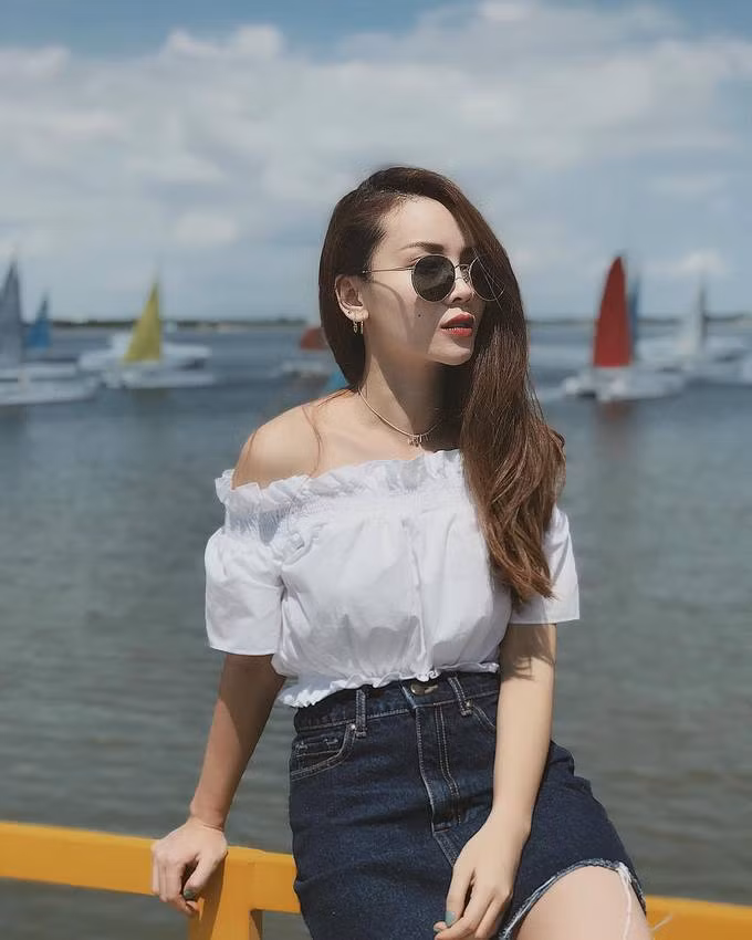  Ca sĩ Yến Trang kết hợp chân váy cạp cao cùng áo trễ vai dáng ngắn tạo vẻ trẻ trung, nữ tính.