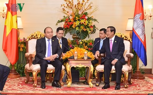 Thủ tướng Chính phủ Nguyễn Xuân Phúc gặp Thủ tướng Campuchia.
