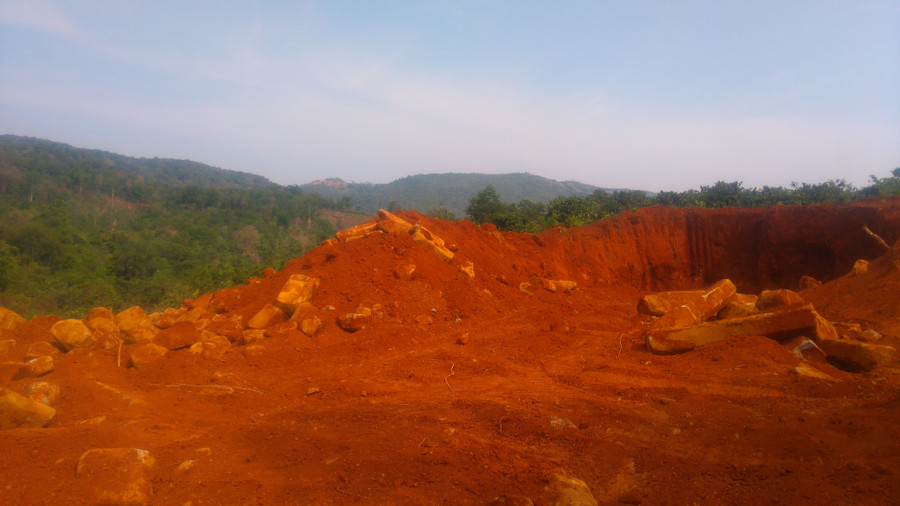  Khoảng 50 m3 đá bazan trụ đã được khai thác trái phép. Ảnh: Văn Ngọc