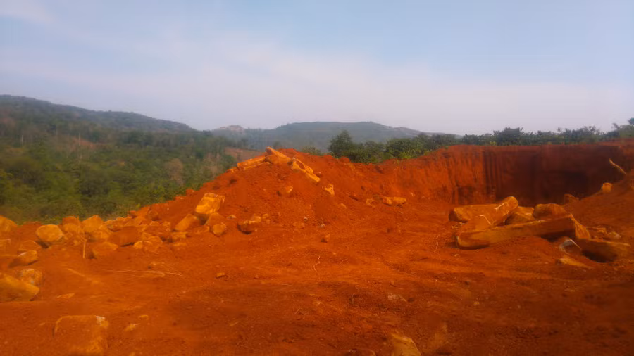 Khoảng 50 m3 đá bazan trụ đã được khai thác trái phép. Ảnh: Văn Ngọc Khoảng 50 m3 đá bazan trụ đã được khai thác trái phép. Ảnh: Văn Ngọc