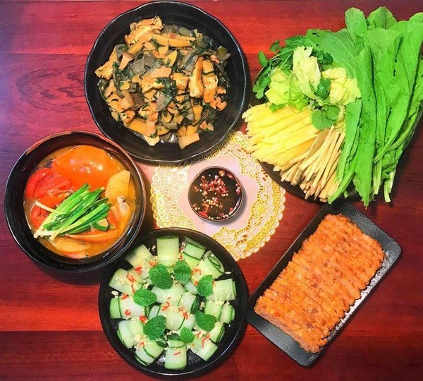 'Khi có tiền, bạn dễ dàng mua được những món ăn ngon; nhưng khó tìm thấy không khí ấm cúng, giản dị của bữa cơm gia đình', chị Tâm chia sẻ. 'Khi có tiền, bạn dễ dàng mua được những món ăn ngon; nhưng khó tìm thấy không khí ấm cúng, giản dị của bữa cơm gia đình', chị Tâm chia sẻ.