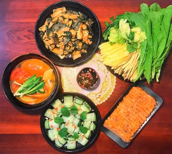  'Khi có tiền, bạn dễ dàng mua được những món ăn ngon; nhưng khó tìm thấy không khí ấm cúng, giản dị của bữa cơm gia đình', chị Tâm chia sẻ.