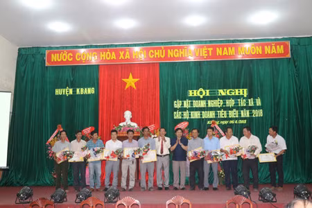 Chủ tịch UBND huyện Kbang tặng giấy khen cho công ty, doanh nghiệp, hợp tác xã đã có nhiều đóng góp cho sự phát triển kinh tế-xã hội huyện năm 2017. Ảnh: N.M