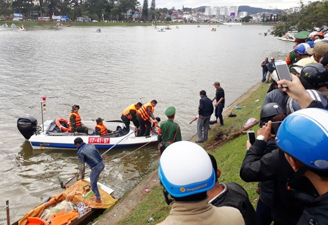 Thi thể nạn nhân được lực lượng chức năng trục vớt. Thi thể nạn nhân được lực lượng chức năng trục vớt.