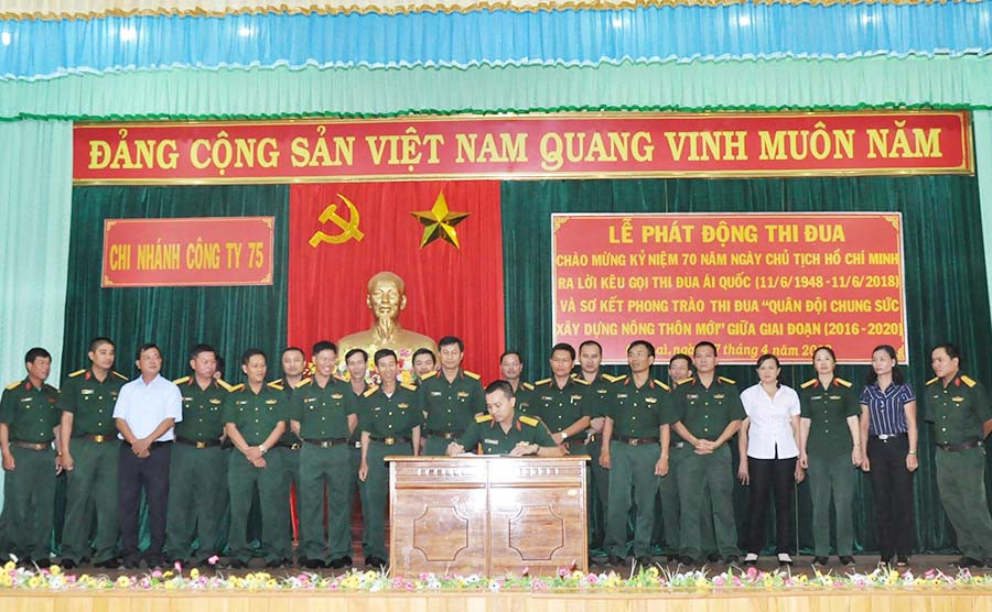  Các đơn vị ký giao ước thi đua. Ảnh: V.H