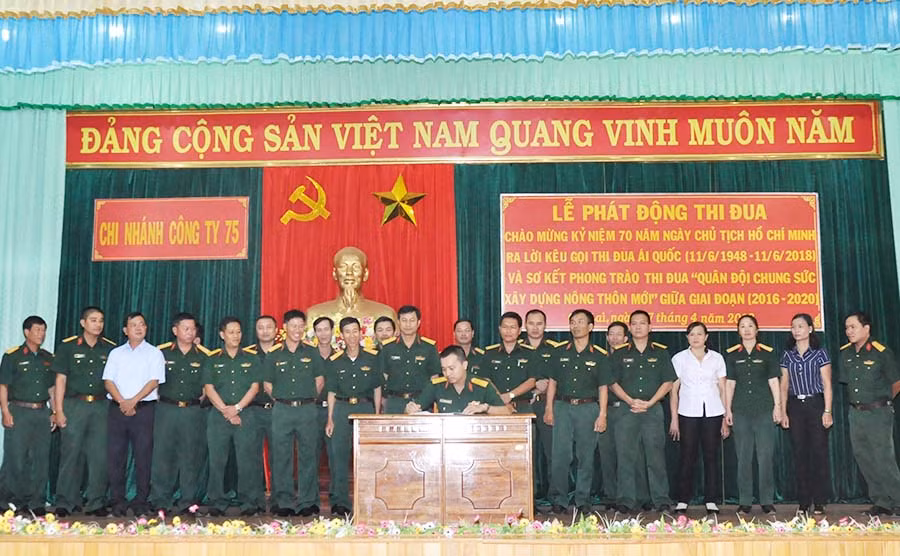  Các đơn vị ký giao ước thi đua. Ảnh: V.H