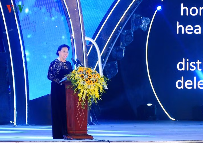 Phát biểu tại buổi lễ, Chủ tịch Quốc hội khẳng định vai trò động lực của ngành du lịch trong phát triển KT-XH nước nhà cũng như đánh giá cao những nỗ lực của Quảng Ninh trong tăng trưởng mạnh mẽ “ngành công nghiệp không khói”.