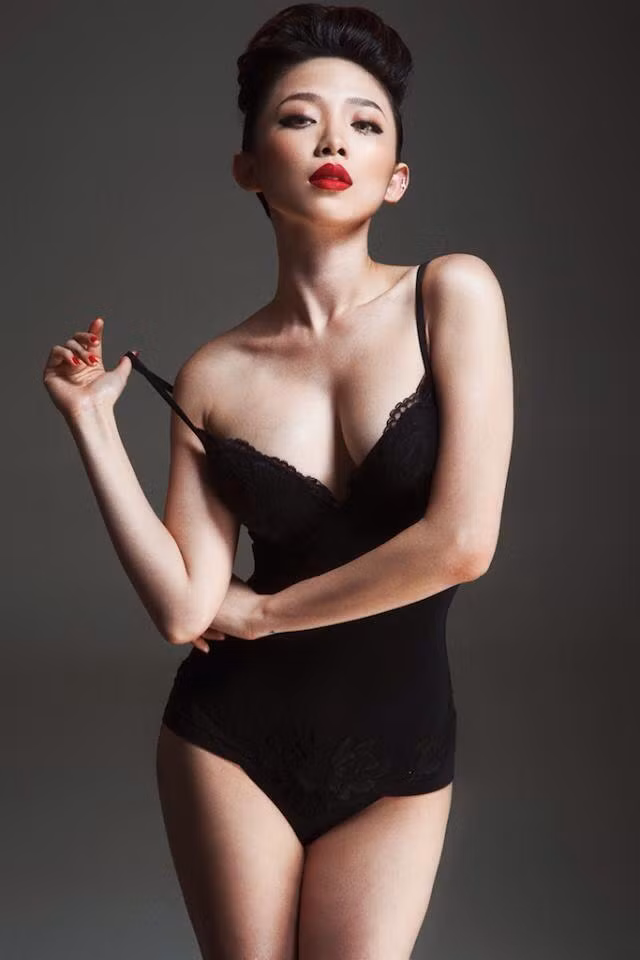  Nữ ca sĩ không ít lần khiến nhiều người phải đỏ mặt với những hình ảnh vô cùng táo bạo