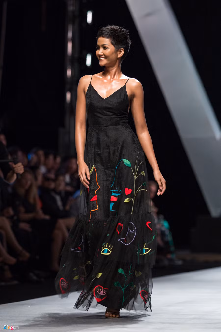 Đêm cuối tuần lễ thời trang quốc tế Việt Nam 2018, H'Hen Niê trở thành vedette trong show diễn của NTK Hà Linh Thư. Như thường lệ, các người mẫu sau khi diễn xong có thể ra về. Tuy nhiên, Hoa hậu Hoàn vũ 2017 đã nán lại bên dưới hàng ghế khán giả để ngồi xem những bộ sưu tập tiếp theo.