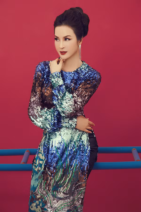 Để tránh sự nhàm chán và tạo dấu ấn sau đậm hơn, Thanh Mai liên tục được thay đổi 5 kiểu tóc từ quý phái, kiêu sa cho đến ấn tượng và cá tính.