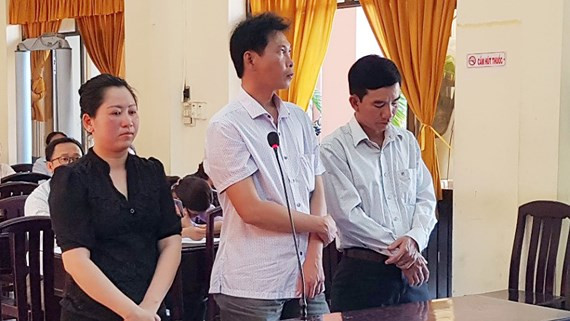 Các bị cáo nghe HĐXX tuyên án. 