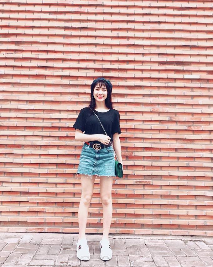 Tạo điểm nhấn cho chân váy bằng thắt lưng là chiêu đơn giản nhưng không hề lỗi thời. Trong hình, Hòa Minzy mix áo phông trơn cùng chân váy và giày sneaker. 