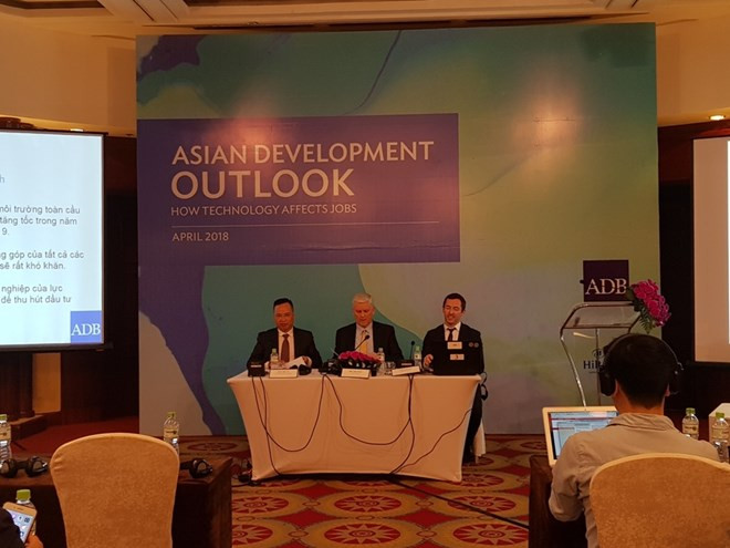 Ông Eric Sidgwick - Giám đốc Quốc gia ADB (giữa) trả lời phỏng vấn. Ông Eric Sidgwick - Giám đốc Quốc gia ADB (giữa) trả lời phỏng vấn.