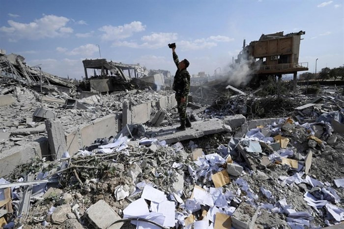 Một cơ sở bị nghi sản xuất, lưu trữ vũ khí hóa học của Syria bị phá hủy dưới đòn không kích từ liên quân Mỹ. Ảnh: AFP.