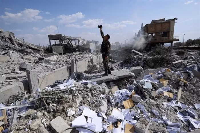 Một cơ sở bị nghi sản xuất, lưu trữ vũ khí hóa học của Syria bị phá hủy dưới đòn không kích từ liên quân Mỹ. Ảnh: AFP.