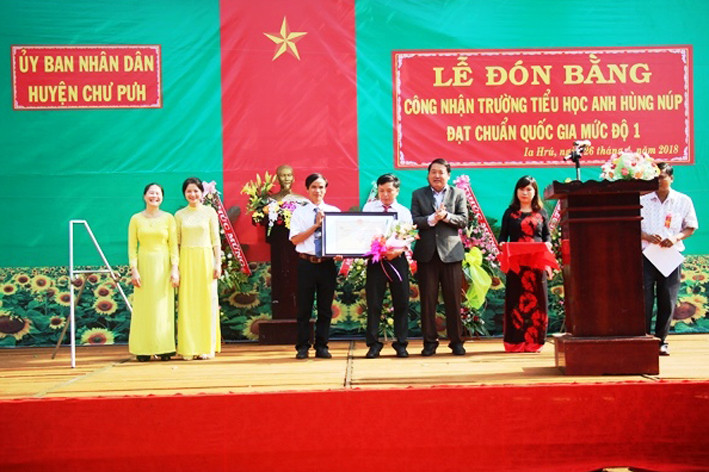 ông Nguyễn Tư Sơn- Giám đốc Sở Giáo dục- Đào tạo trao bằng công nhận trường đạt chuẩn Quốc gia mức độ I cho tập thể nhà trường. Ảnh: N.T