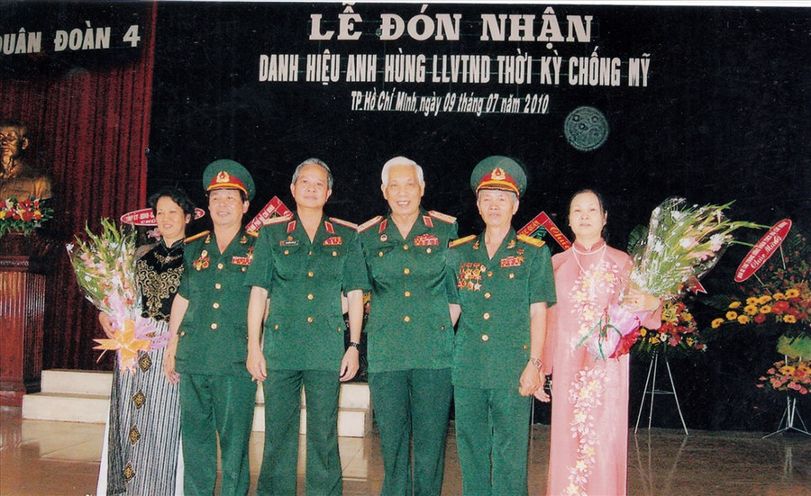 Anh hùng Nguyễn Văn Nhương (thứ 2 bên phải ) cùng vợ (bên trái) và hai Trung tướng là đồng đội Nguyễn Đức Xê và Dương Thái. Anh hùng Nguyễn Văn Nhương (thứ 2 bên phải ) cùng vợ (bên trái) và hai Trung tướng là đồng đội Nguyễn Đức Xê và Dương Thái.
