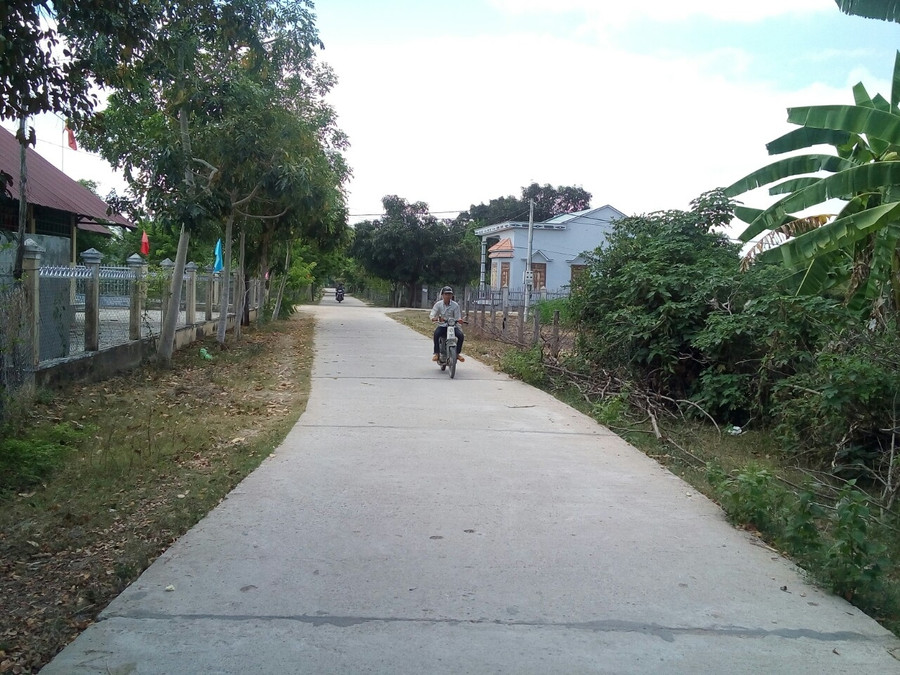 Các tuyến đường liên thôn trong xã đã được bê tông hóa. Ảnh: N.S