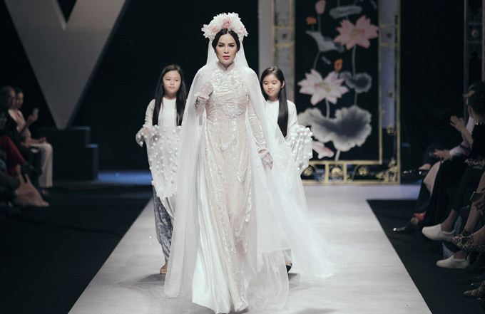 Hoa hậu hòa bình thế giới 2017 Phương Lê xuất hiện lộng lẫy, làm vedette. Hoa hậu hòa bình thế giới 2017 Phương Lê xuất hiện lộng lẫy, làm vedette.