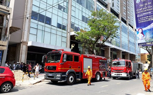 Lực lượng chữa cháy có mặt tại hiện trường  Lực lượng chữa cháy có mặt tại hiện trường