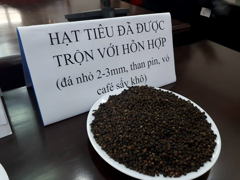 Mẫu vật được đưa đến cuộc họp báo chiều 26-4. 