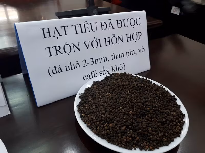 Mẫu vật được đưa đến cuộc họp báo chiều 26-4. 