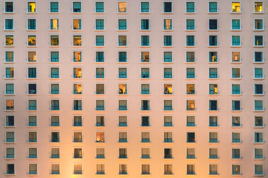 Những ô cửa sổ của một tòa cao ốc tại Q2