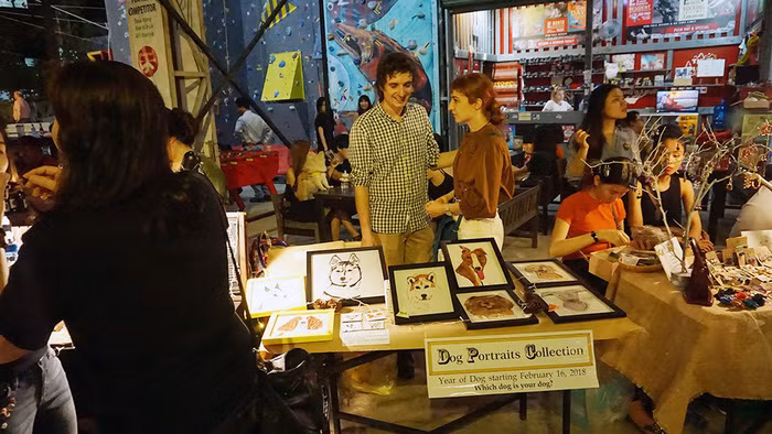 Alaxka bán những bức tranh chó do cô vẽ. Alaxka bán những bức tranh chó do cô vẽ.