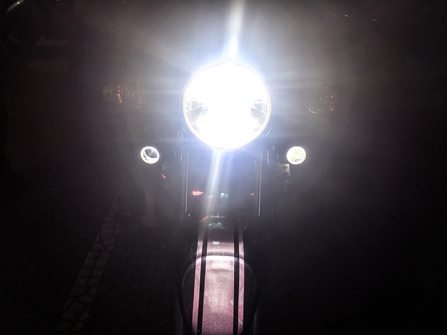  Đèn siêu sáng, trợ sáng có cường độ ánh sáng mạnh, dễ gây chói mắt người đi ngược chiều và tiềm ẩn nguy cơ tai nạn giao thông. Người dùng nên có ý thức khi sử dụng các loại đèn pha.