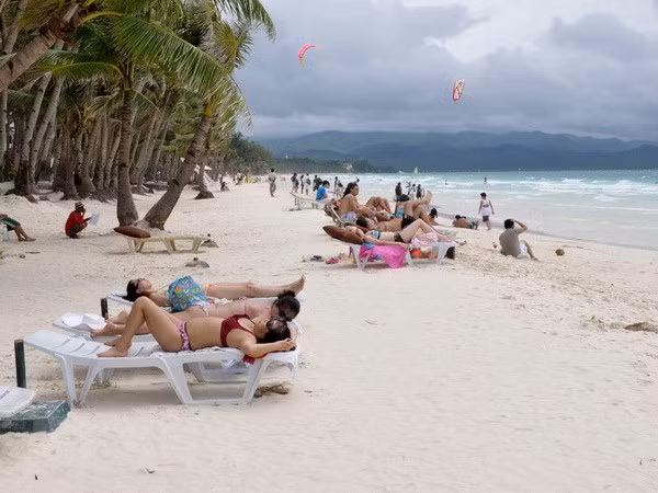 Khách du lịch tại thiên đường nghỉ dưỡng Boracay, Philippines. (Nguồn: AFP/TTXVN)
