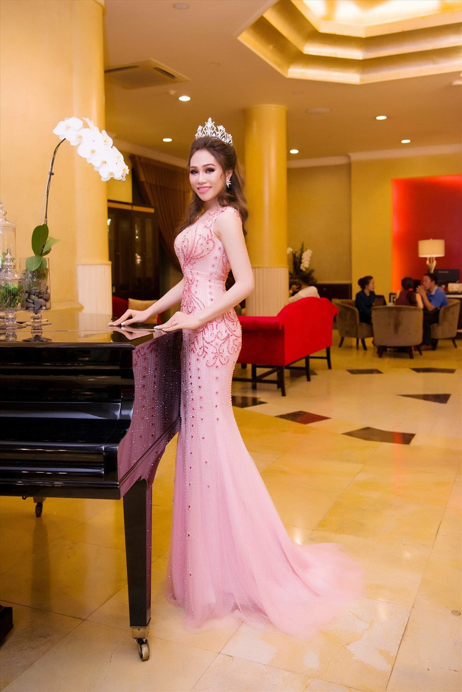 Cô gái chân dài 1,2 mét. Cô gái chân dài 1,2 mét.